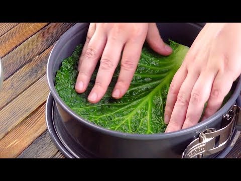 Lege die Springform mit grünen Blättern aus! Und dann ...