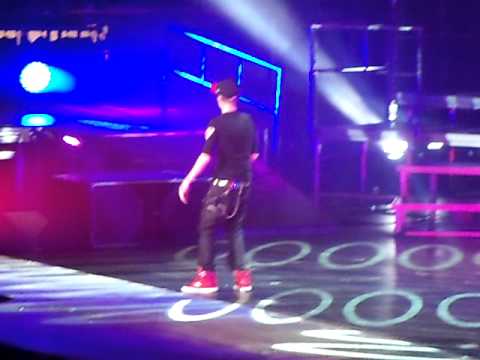 Justin bieber's dougie; philadelphia november 14 2010