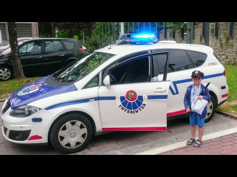 Patrol cars of the Police. Vehicles of the Basque police. Video for children