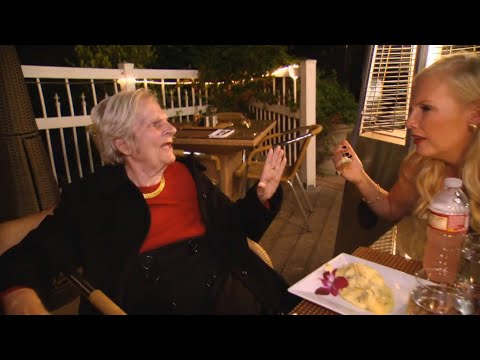 Gunilla på restaurang med sin mamma - Svenska Hollywoodfruar (S8 Ep5)