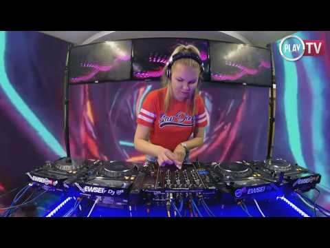 VIKI WIN - Live @ PLAY TV 25.04.2018