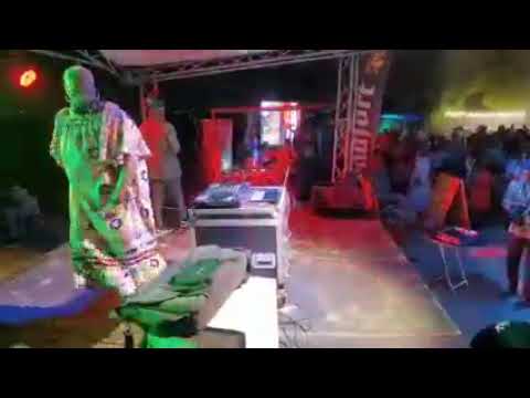 Dj Mulukuku habillé en tenue de femme pour une animation