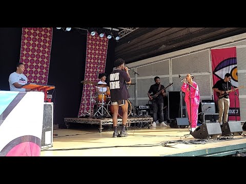 Ruskey met Band tijdens Kwaku DownTown Festival in het Vondelpark Openluchttheater op 16 sept 2023