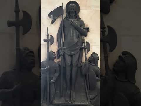 Чудеса католических кладбищ! Панно с изображением Иисуса Христа с флагом! Pannello di Gesù Cristo