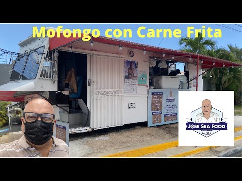 Comprando Monfongo con Carne Frita en Jose Sea Food...