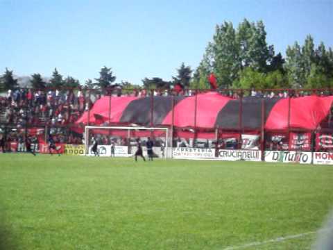 "DOUGLAS HAIG - ALVARADO DE MAR DEL PLATA. &quot;LOS FOGONEROS&quot; ALENTANDO BAJO EL TELÓN" Barra: Los Fogoneros • Club: Douglas Haig • País: Argentina