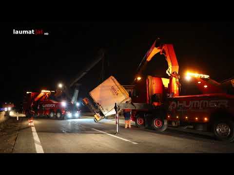 LKW-Anhänger der Post bei Verkehrsunfall auf Westautobahn in Vorchdorf umgestürzt
