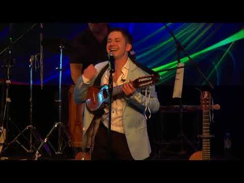 Lucas Figgini- Al borde de la cornisa .  En Vivo