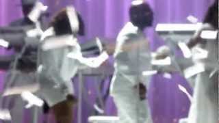 R Kelly Live Single Ladies 2012 The Backup Singers