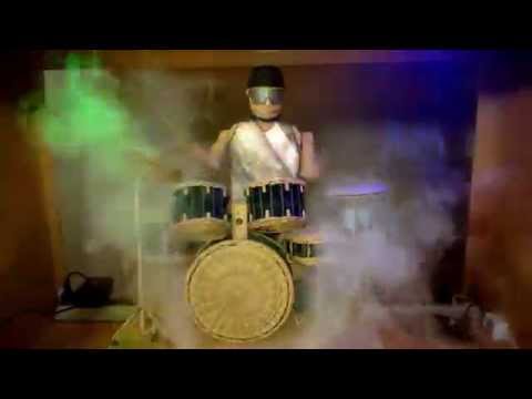 Robô tocando bateria