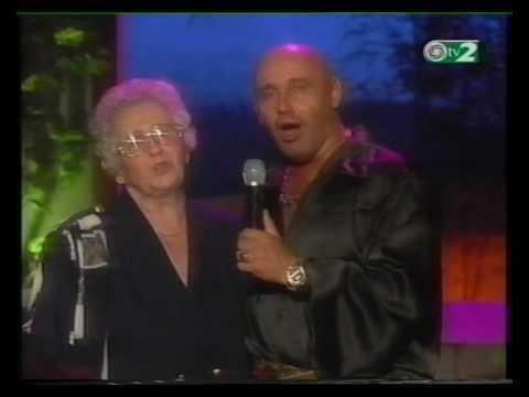 Pataky Attila édesanyjával nótát énekel - Nótás kedvű volt az apám