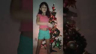 Carolina com 7 anos dançando