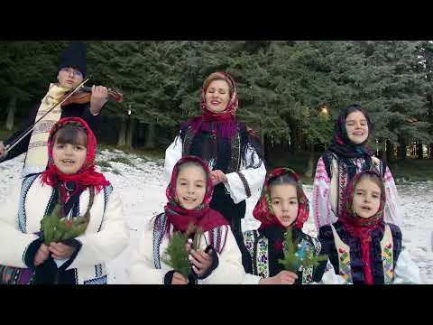 Carmen Macovei & the Mugurașii Neamului Group - Open the door, good man! #traditionalcarols #chri...
