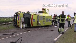preview picture of video 'Ambulance op zijn kant'