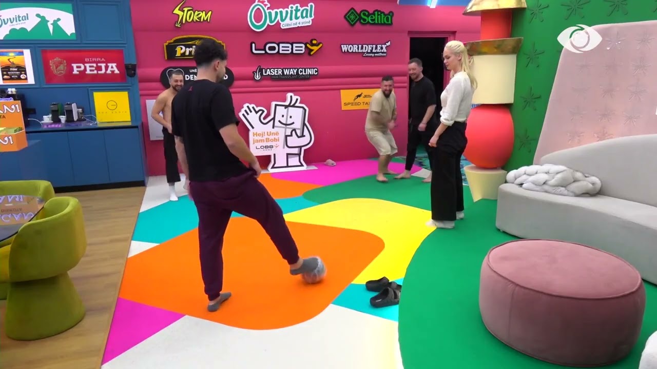 Vijojnë lojërat/ Banorët hedhin pasa me topin e improvizuar, Danja dhe Indriti në mes