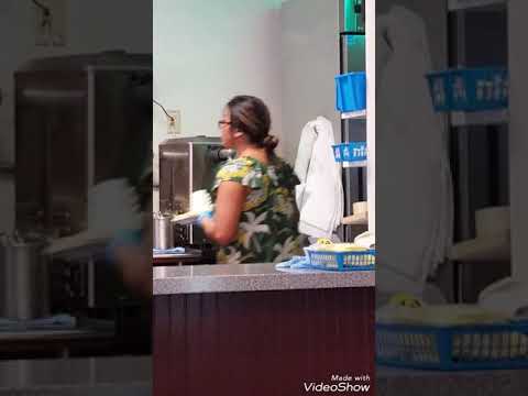Como decorar a TORRE DE CREME!Na Eggs'n Things em Guam