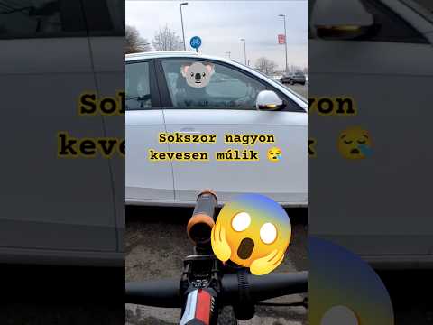 Gyengébbek kedvéért, itt a kerékpárosnak van elsőbbsége, ahogy az oktatóm mondta, 