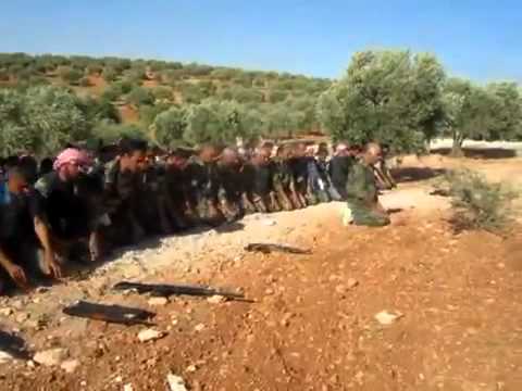 العميد مصطفى الشيخ إماماً أثناء أداء الصلاة مع مقاتلي لواء التحرير