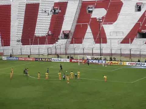 "Yo soy de es glorioso Parque de los Patricios" Barra: La Banda de la Quema • Club: Huracán • País: Argentina