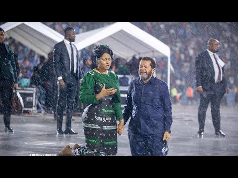 SOUS LA PLUIE, LE PST MARCELLO AU STADE AVEC DES MILLIERS DE PERSONNES