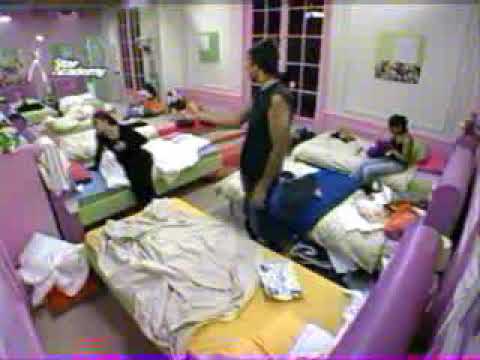 STAR ACADEMY2. AURÉLIE, NOLWENN ET GEORGES-ALAIN AU CHATEAU DISCUTENT DANS LA CHAMBRE.
