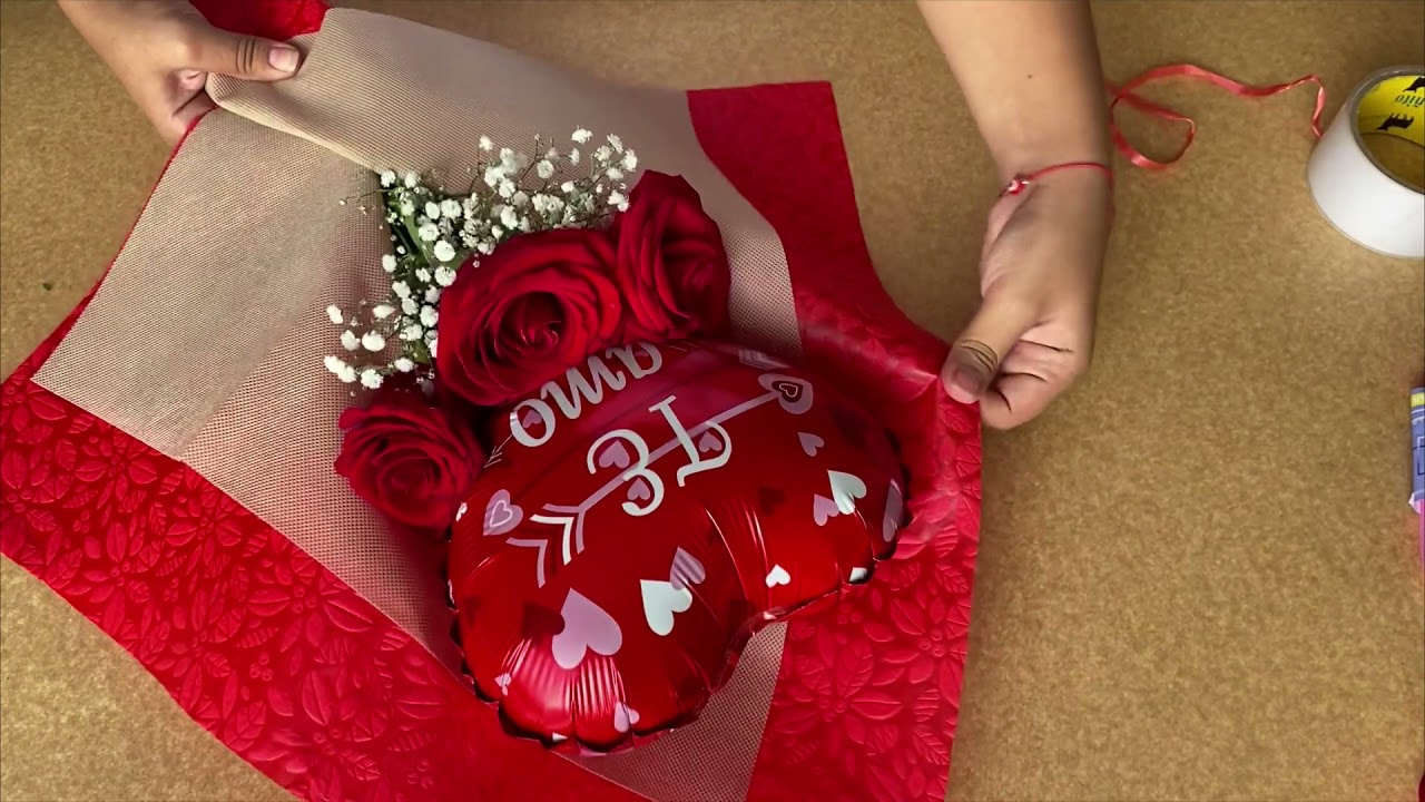 Ramo de rosas con globo en forma de corazón | Día de la madre
