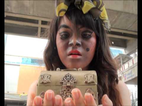 Christina Aguilera feat. Nicki Minaj - Woohoo Music Video