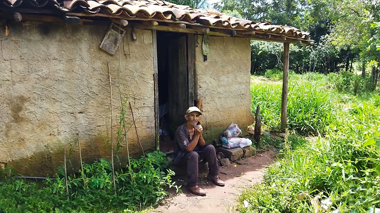 Sem energia e sem agua encanada Toinzinho mora sozinho no mato. com sua casinha Quase Caindo encima