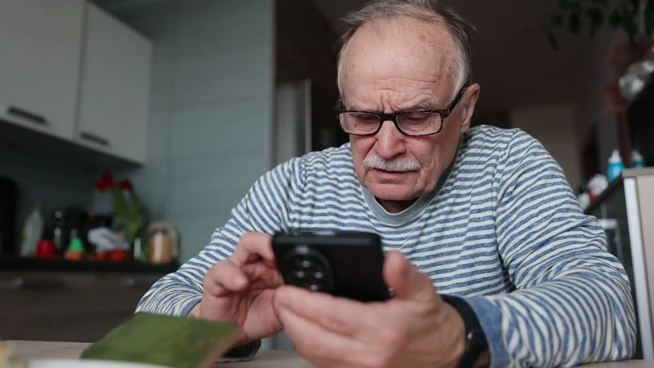 Vídeo que resumeix l’ús de la guia de ciberseguretat que CaixaBank distribueix entre les persones més grans de 65 anys. Imatges de pobles i clients atesos en ofimòbils