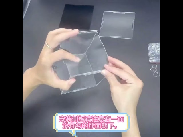 Vídeo relacionado con Vitrina de acrílico,Vitrina,acrílico Transparente con Base Negra,Caja de Trabajo para Figuras Pop Los Juguetes coleccionables Necesitan Quitar la película Protectora (9.84x3.9x6 Pulgadas: 25x10x15cm)