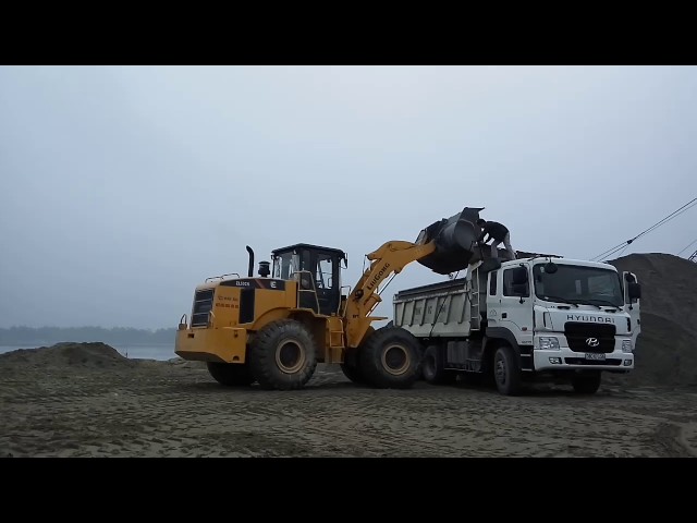 Video máy xúc lật xúc vật liệu xây dựngVideo máy xúc lật LiuGong gầu 3 khối tại bến cát xây dựng