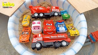 Mobil Karakter Poli dan Truk Molen Berpetualang di Pasir! Mainan Anak Paling Seru!