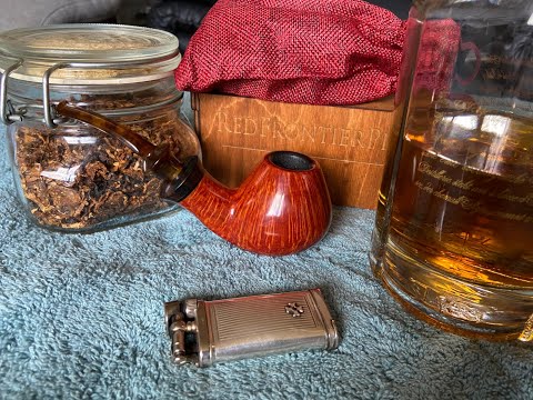 eine neue Pfeife, ein Tabak und ein Whisky