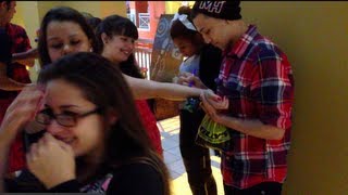 Aaron Salem Fans Rush For An Autograph!