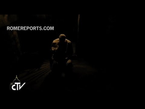 El Papa Francisco reza en la celda de San Maximilano Kolbe en Auschwitz