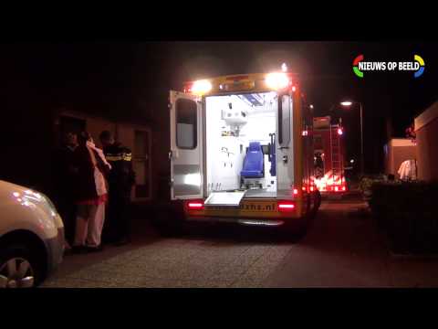 Brandweer redt dieren en vrouw uit brandende woning Anjerstraat 's-Gravendeel