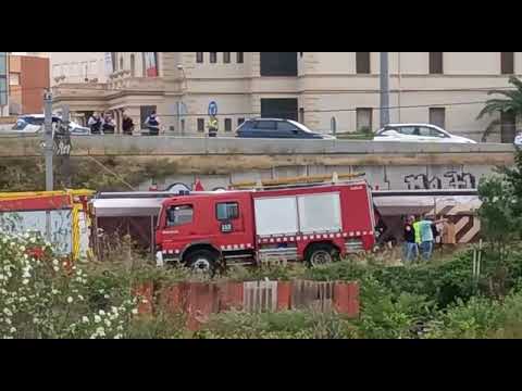 VIDEO | Un descarrilament a Sant Boi provoca un mort i 80 ferits
