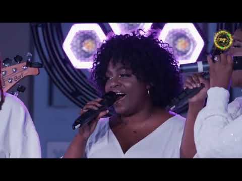 Concert live Magical Christmas Livestream avec R'nold, ancien candidat à The Voice (2/4)