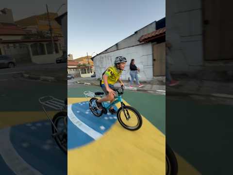 Quantas bandeiras tem nessa rua ? 🇧🇷 #bike #brasil #shorts #fyp #244