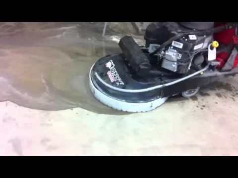 Reinigung, Glätten und Polieren von Betonboden mit high spe