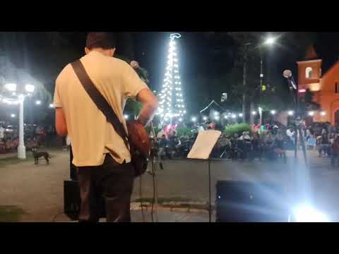 Con la iglesia de fondo en villa del totoral .. última del año gran actuación ..valsecito