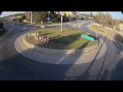 Paweł Jumper skacze w samochodzie przez rondo