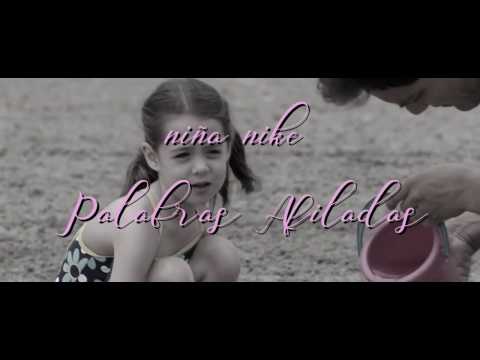 NIÑA NIKE - PALABRAS AFILADAS
