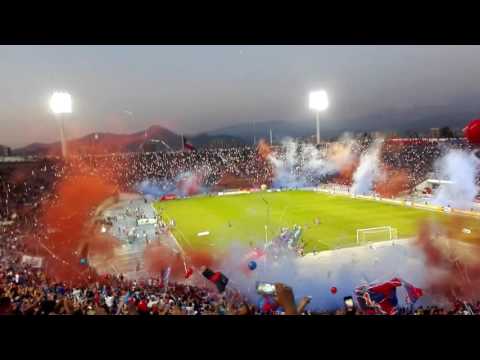 "Salida U de Chile vs Iquique 2016/ Bandera Gigante U de Chile/Galería Sur 1" Barra: Los de Abajo • Club: Universidad de Chile - La U