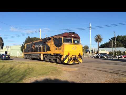 QR National Loco 5005 Approaching UGL