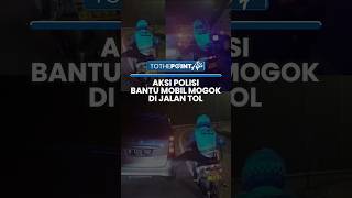 Keren Banget! Aksi Polisi Bantu Dorong Mobil yang Mogok di Jalan Tol