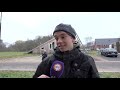 VIDEO: zeldzame notenkraker komt zo dichtbij dat je de vogel kunt aaien