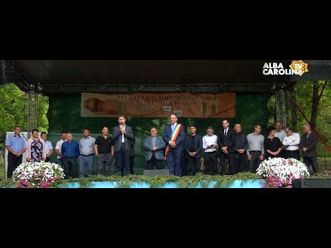 Oficialități pe scena din Valea Lungă