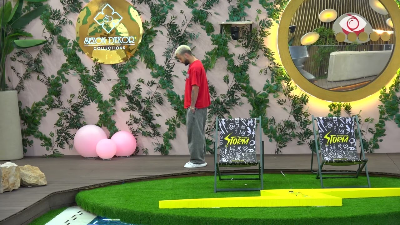 Gjesti përlotet teksa dëgjon muzikë në oborr