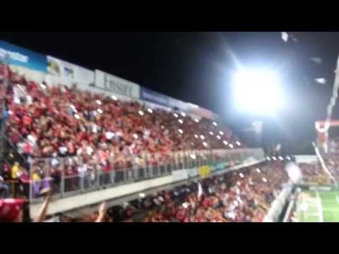 "Salida de la 12 Alajuelense - semifinal contra Saprissa (9-12-13)" Barra: La 12 • Club: Alajuelense